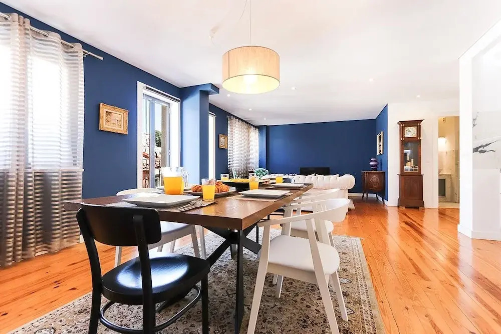 JOIVY Bold & classy 2BR home w/balcony in Baixa, moments from shopping streets