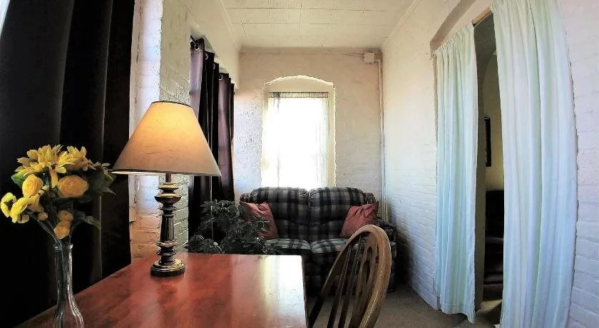 Bunk & Brew Historic Lucas House - Hostel