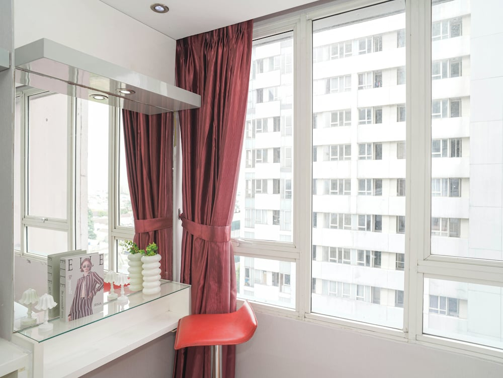 Serene Red Vibe 2Br At Apartment Nifarro Park
