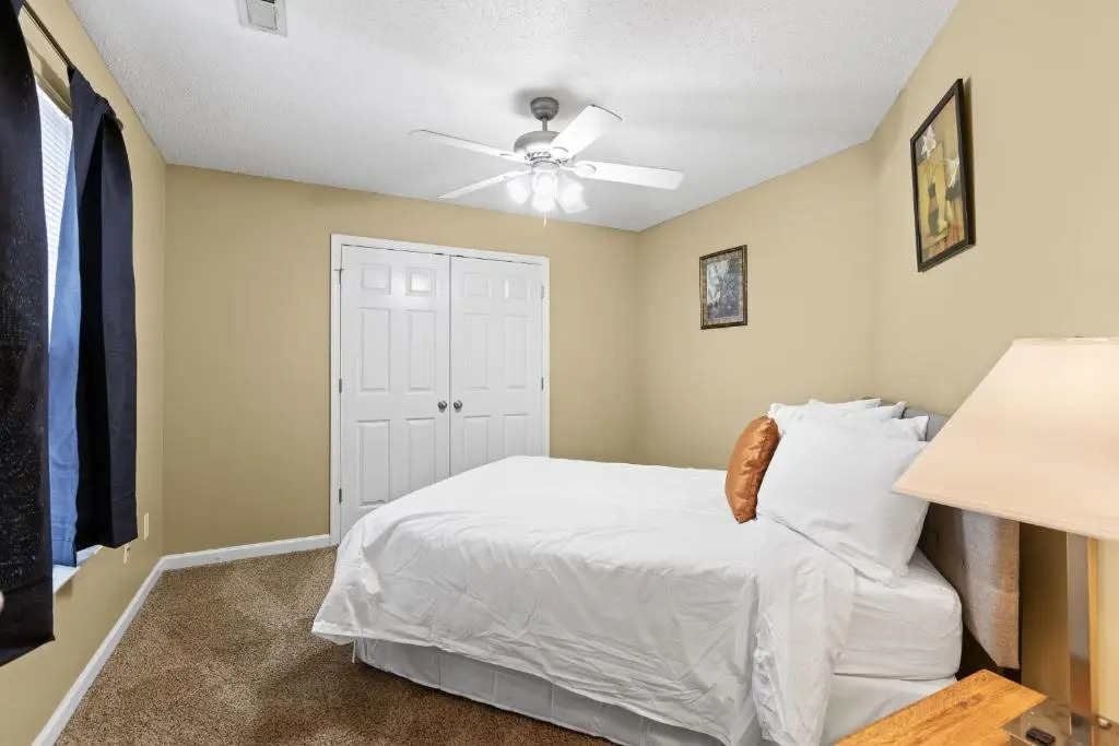 The Elmwood Farmhouse- 10 Mins to Downtown Chattanooga