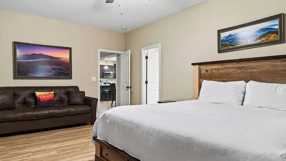 Dolly's Vacation by AvantStay | Sleeps 22 | Walk to Dollywood + Stampede | Sauna + Arcade