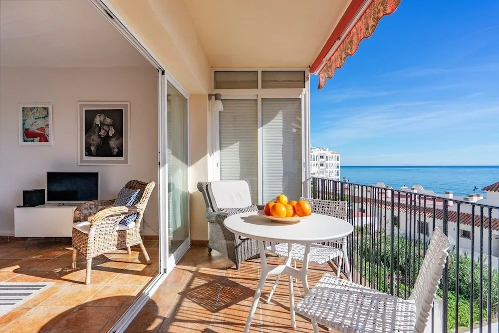 Lovely Beachfront Apartment with Sunny Balcony Ref 35
