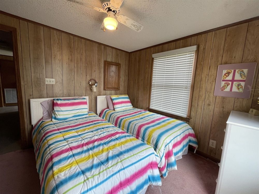Southern Star 5 Bedroom Cottage by RedAwning