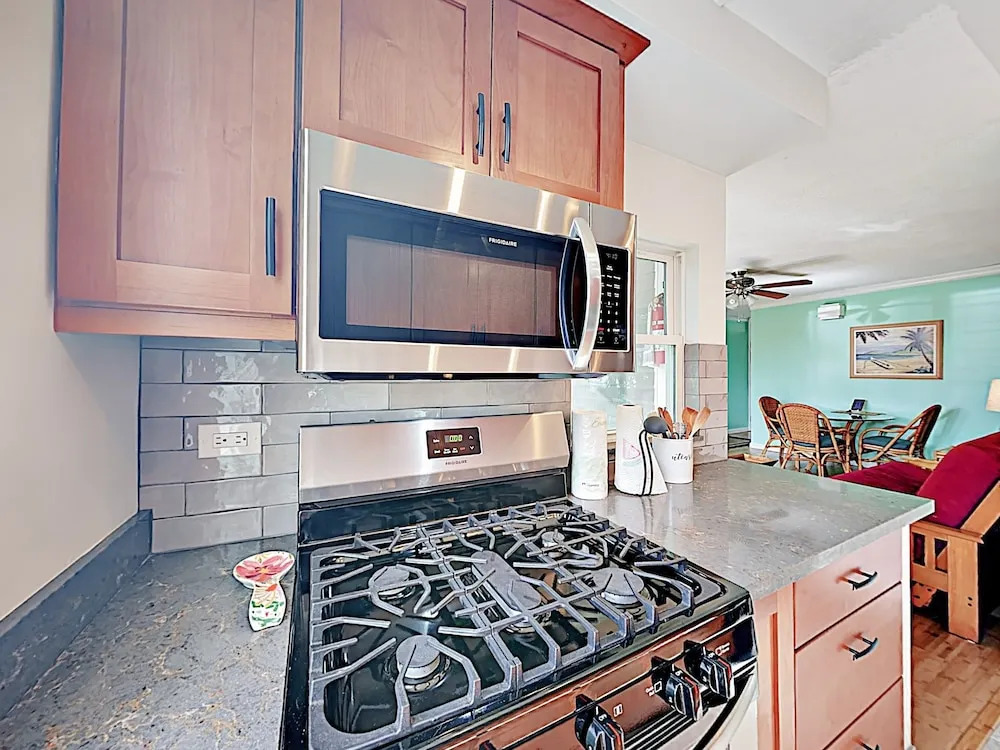 Sunny 1br W/ Pool & Balcony - Walk 5 Minutes To Beach 1 Bedroom Condo