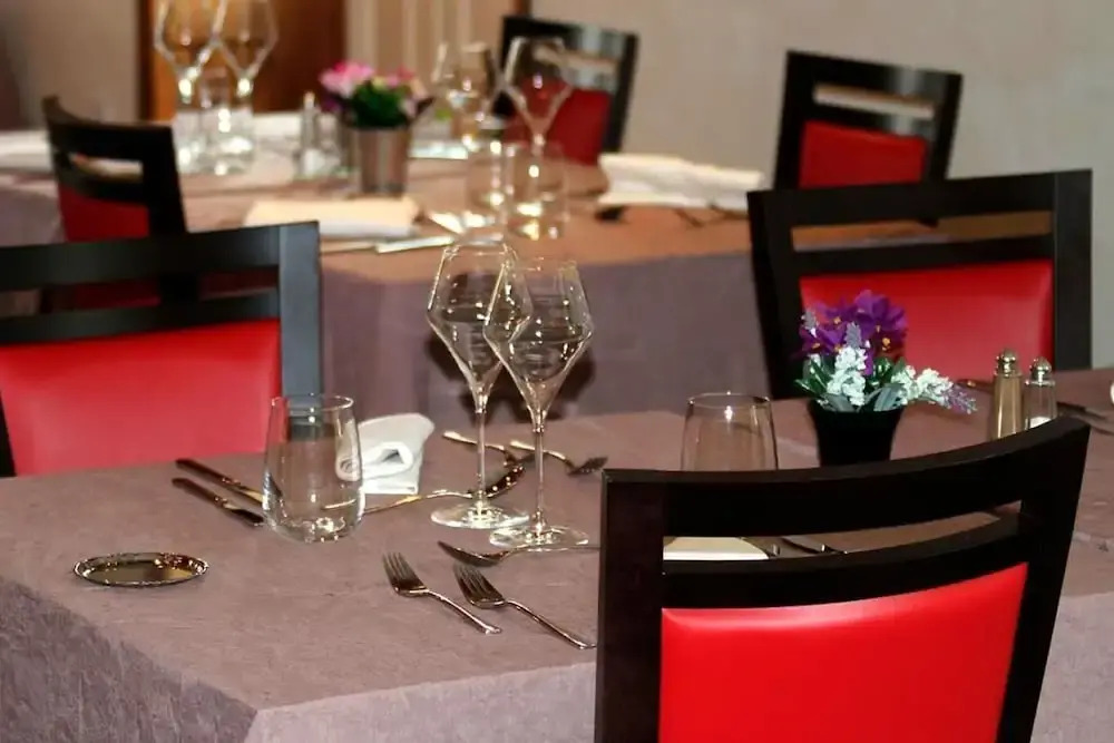 Hôtel & Restaurant - Le Manoir des Cèdres - piscine extérieure et climatisation