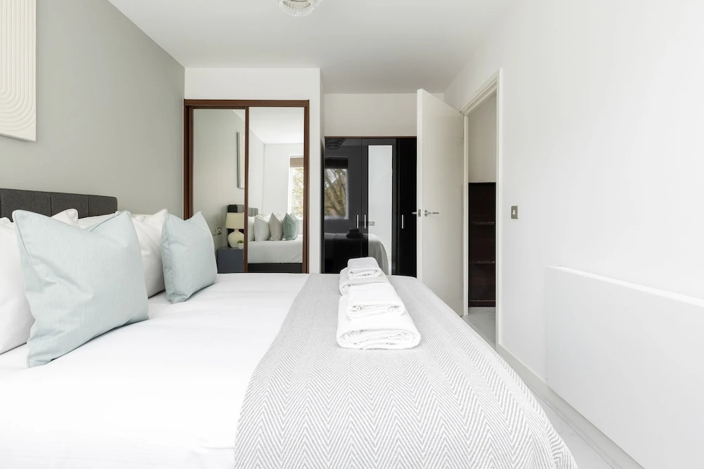 Luminous 2 Bed Balcony Flat in Islington