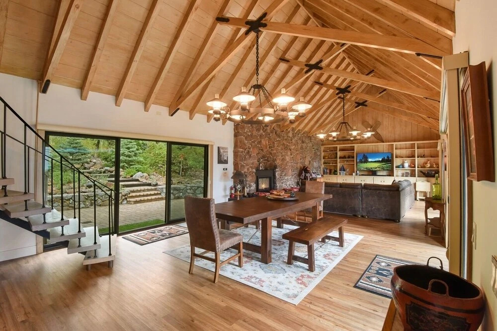 Villa Montagna Lodge 5 Bedroom Home by Redawning