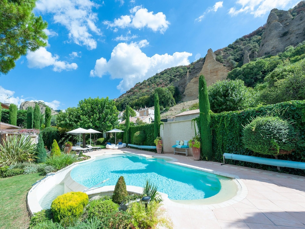 Elegant Villa in Les Mees With Garden