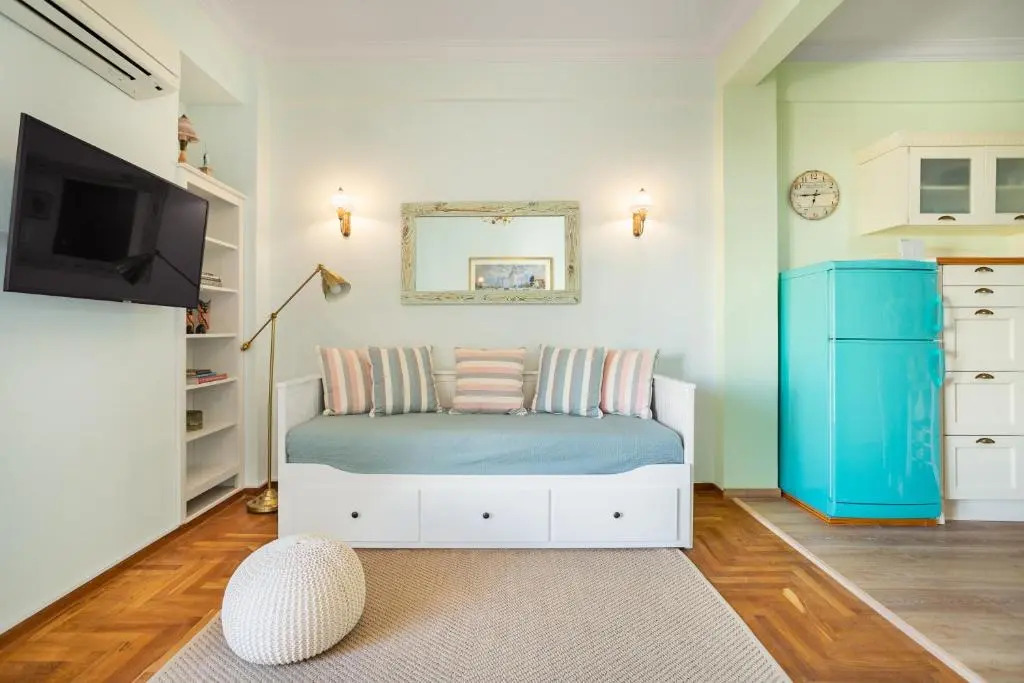 Bright, Calming Retreat With a Balcony Near Metro!