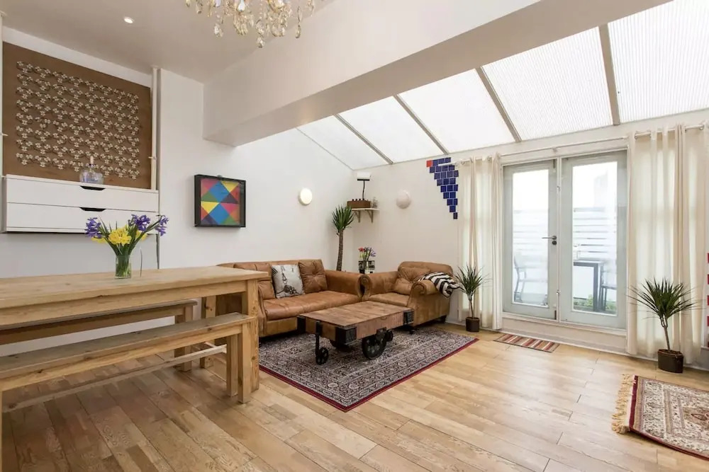 Bright & Spacious 2 Bed w/ Terrace near City Centre
