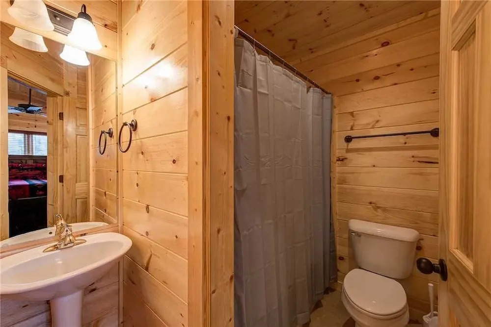 Majestic Manor - Three Bedroom Cabin