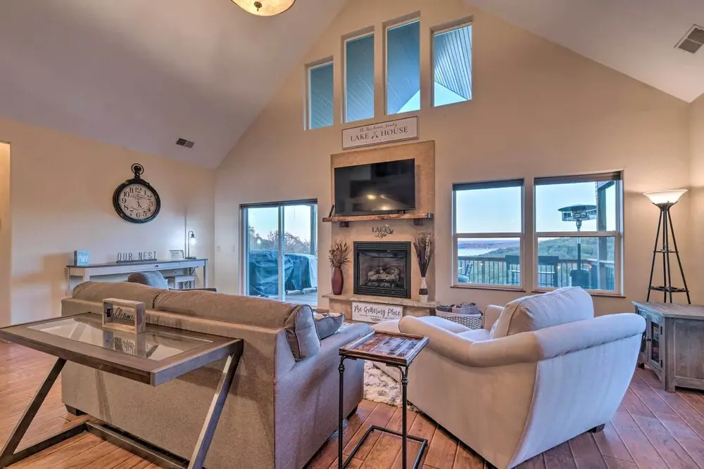 Pet-friendly Branson West Lodge w/ Hot Tub!