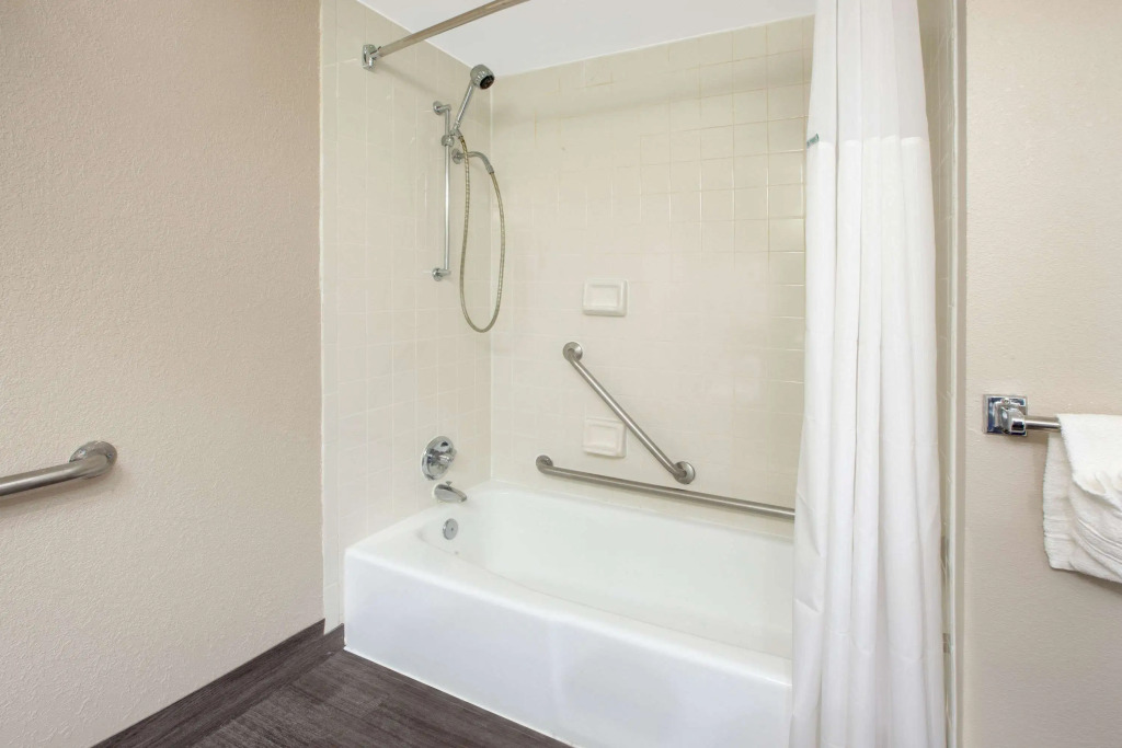 Days Inn & Suites by Wyndham Grand Rapids Near Downtown