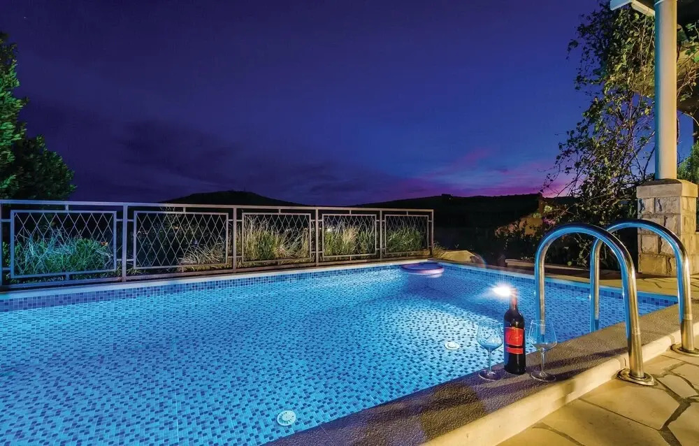 Amazing Home in Srebreno With Wifi and 4 Bedrooms