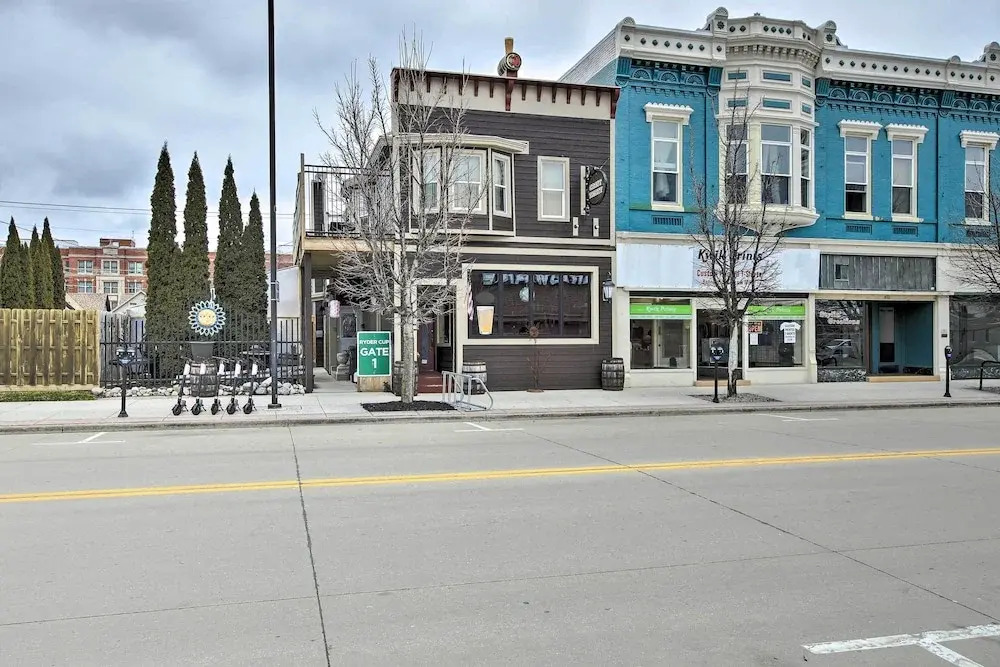Dtwn Sheboygan Apt Above Local Bar!