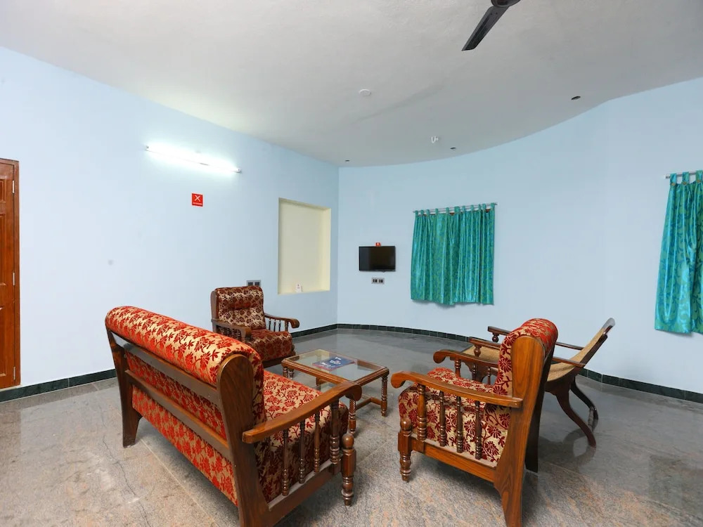 OYO 10910 Home Spacious 4BHK Near Paradise Beach