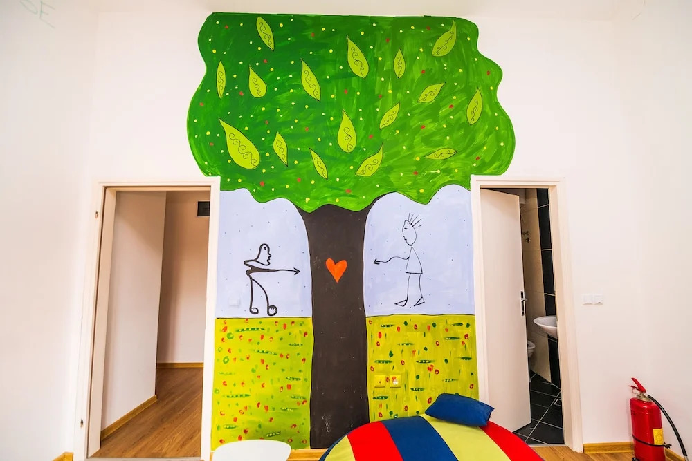 Funky Room for 4- Artistic Guesthouse-main Street!