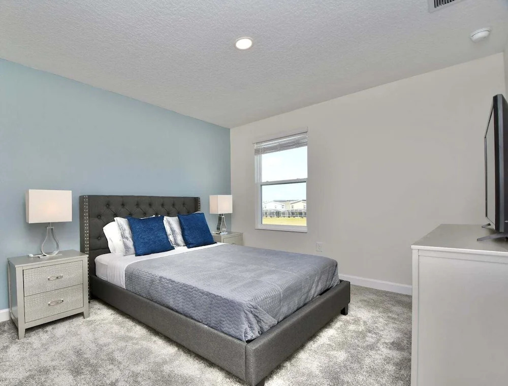 Modern Oasis Near Shopping n Golf Course w Pool