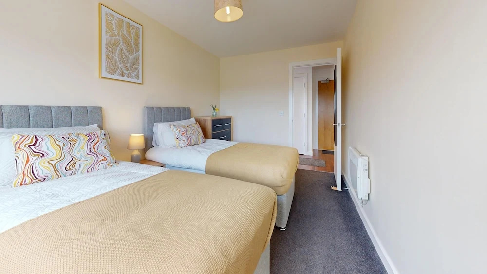 Basildon - 2 Bed Flat - Sleeps 5 - Near Station