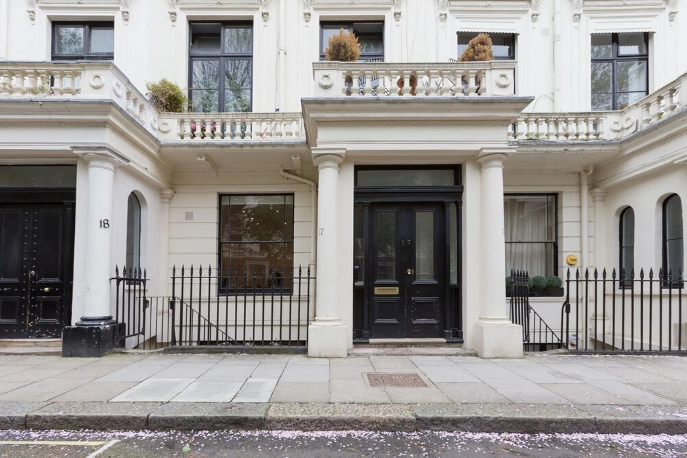 2 Bdr Queens Gardens by the Residences