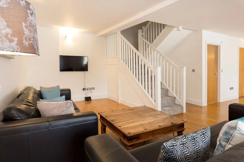 Spacious & Modern 3 Bedroom Apt Near Canary Wharf
