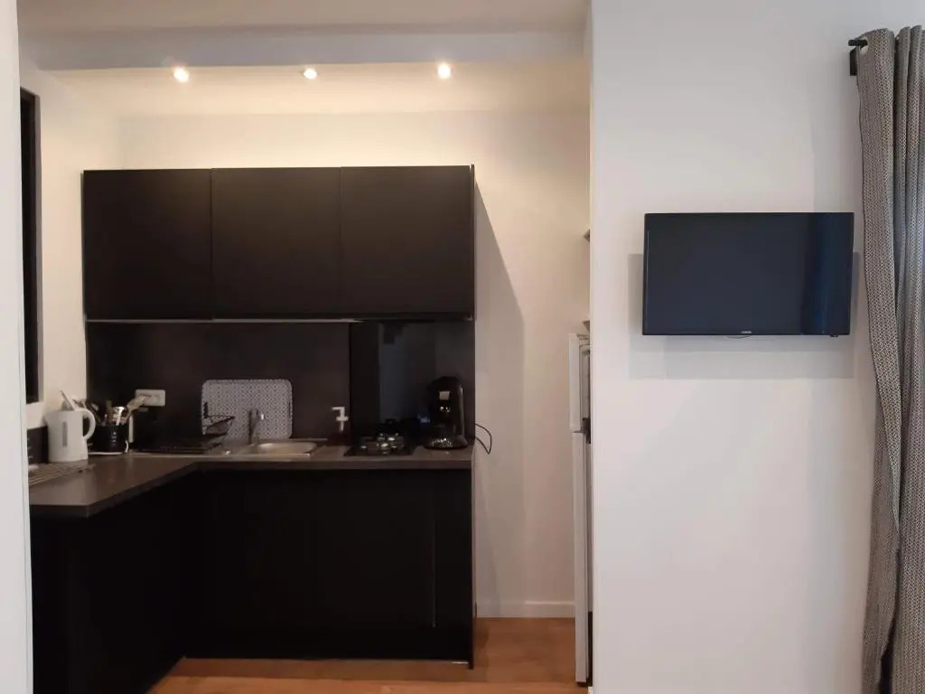 HOME SWEET HOME 2 pièces 42 m2 Chambre, salon, cuisine, grande terrasse, parking proche centre ville et mer