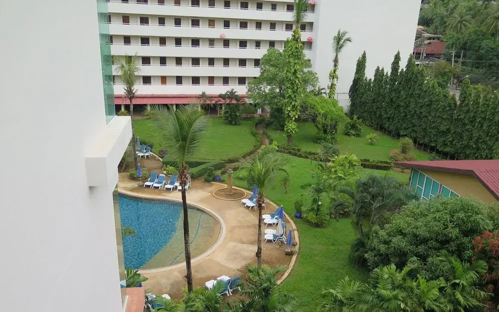 6-30 - 1 Bdr Condo With Balcony and Shared Pool