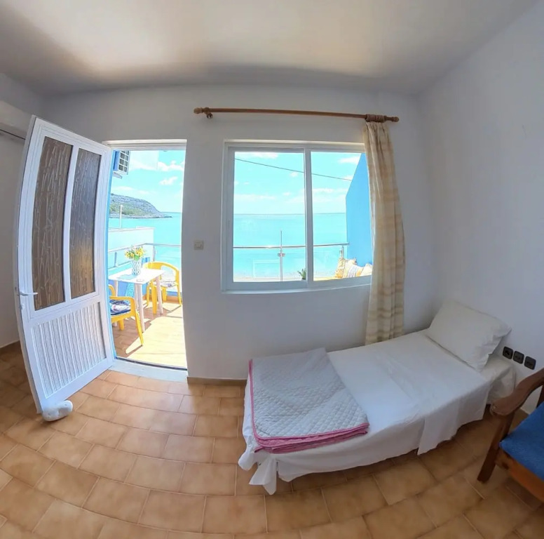 Blue House Beach Apartment - Sleeps 4 & Balcony