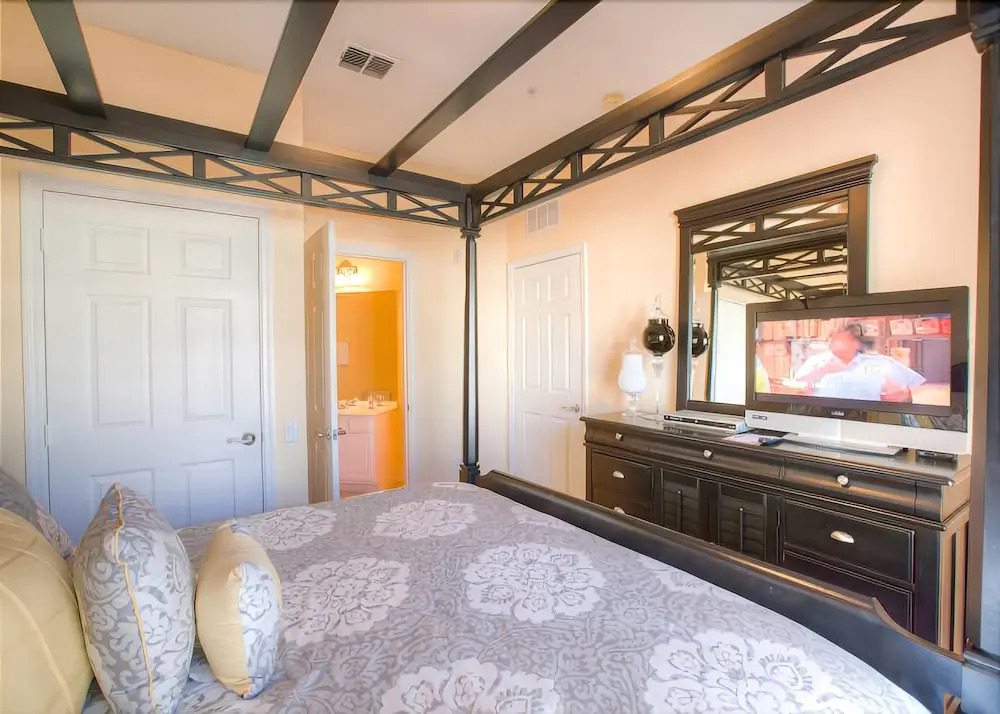 Gorgeous Top-Floor Condo w Private Balcony