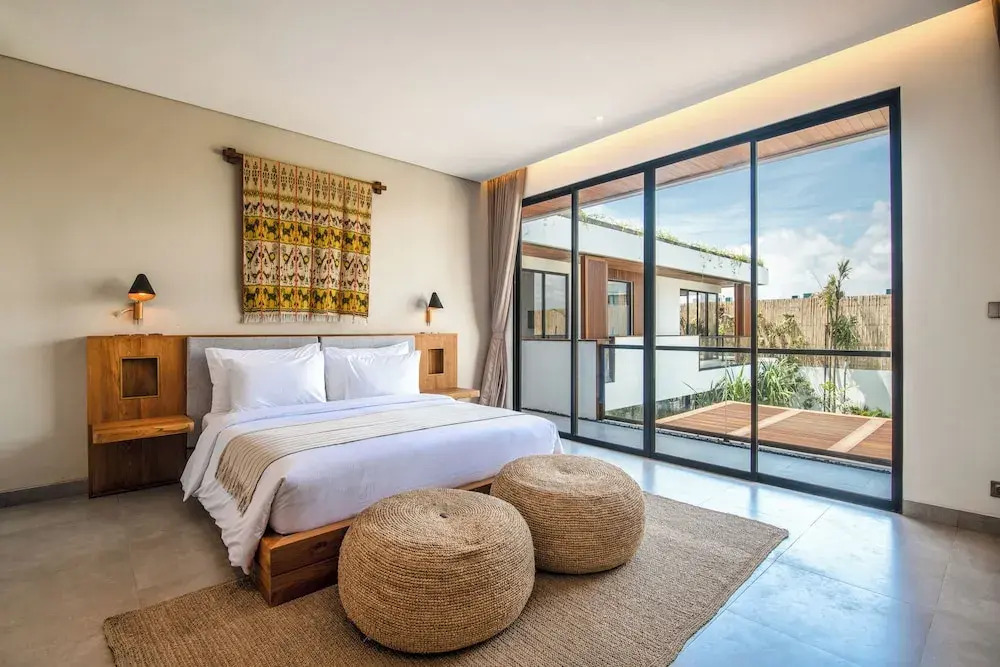 Brand new Luxury 5 br villa 200m to Brawah Beach