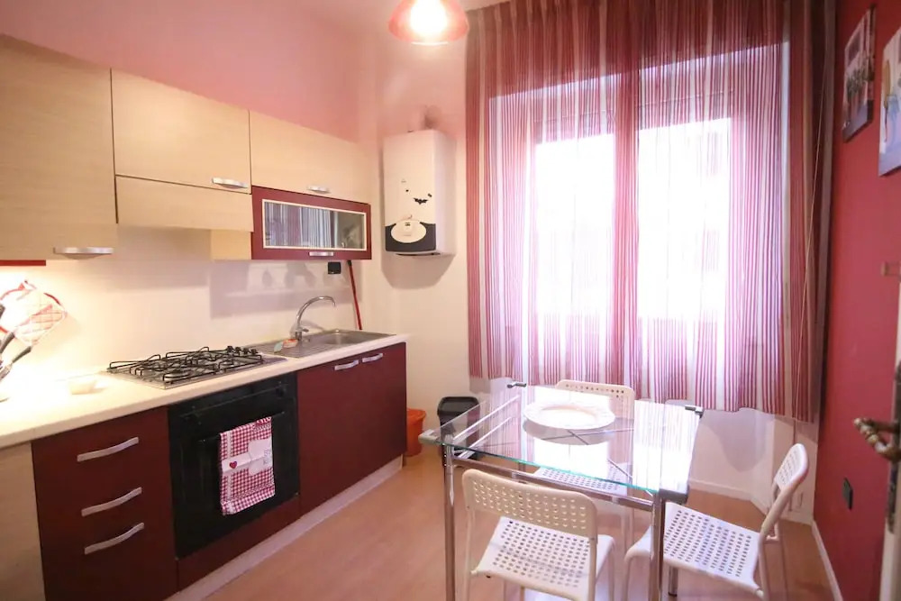 "7 SORELLE B&B" camere in pieno centro città con bagno privato, FREE HIGH SPEED WI-FI, NETFLIX