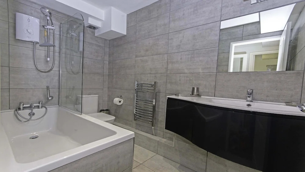 Clifton Court Apt 19 With Heated Pool