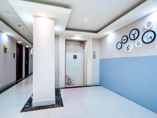 Sweet Fruit Light Luxury Hotel (Haikou Fruit Market Overseas Chinese Middle School Branch)