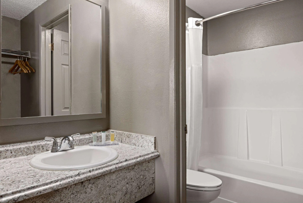 Days Inn by Wyndham Lakewood South Tacoma