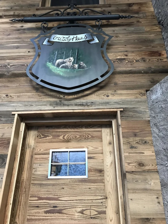 Grizzly Haus & Frosch Restaurant - Teritoria