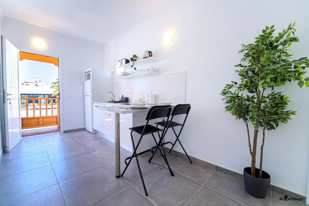Apartamentos Anjomacar A