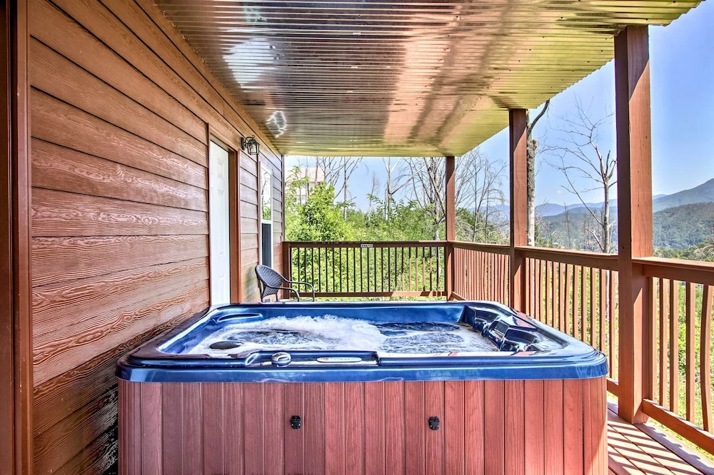 Panoramic Mtn Views! Cabin Retreat in Gatlinburg