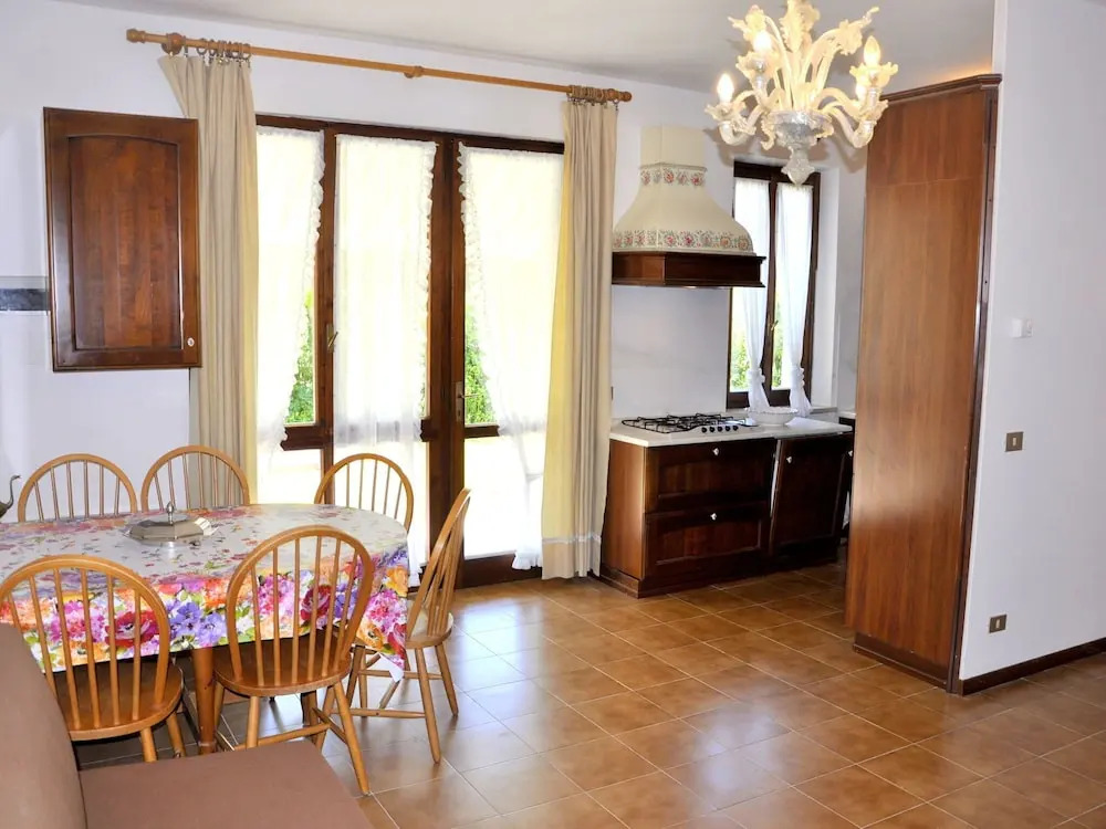 Holiday home with private garden, about 1 km from the lake