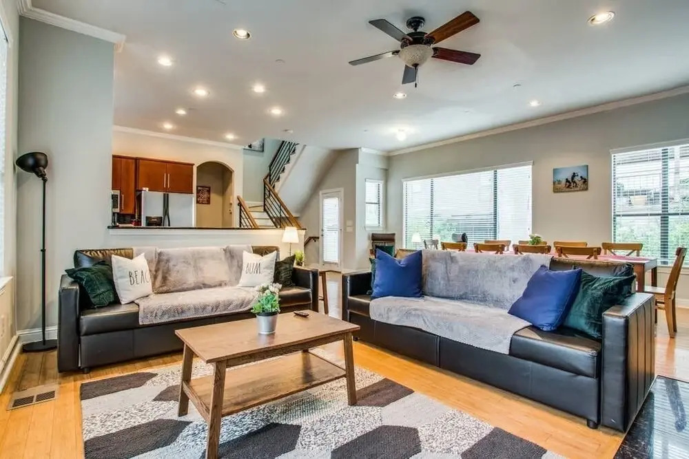 2 Huge Townhouses in Oak Lawn PERFECT for groups
