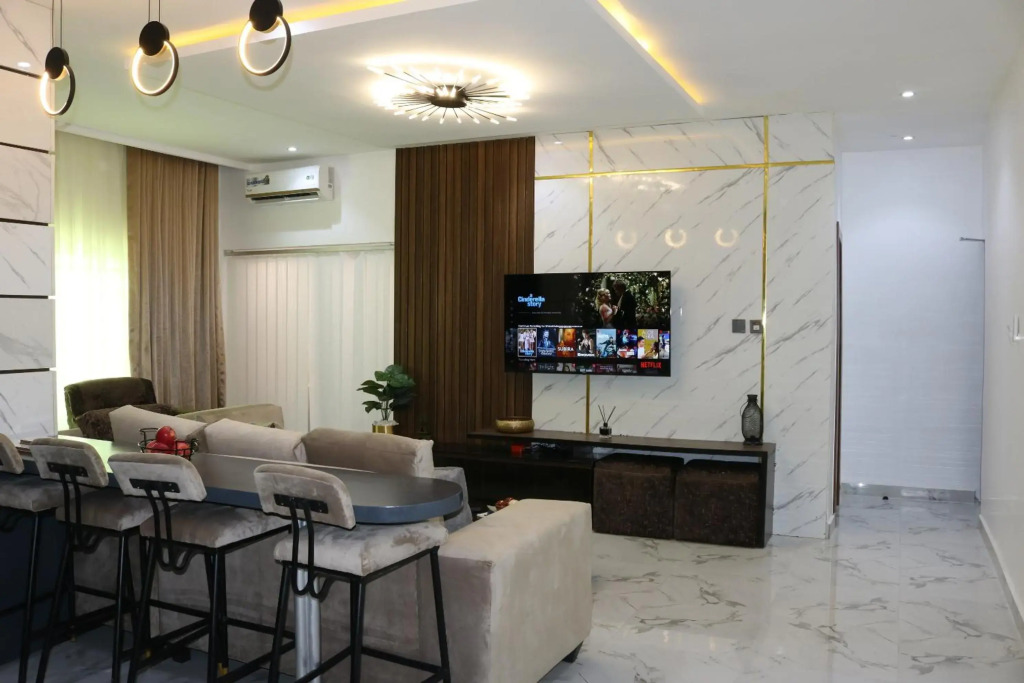 Excellent 2 bed apartment in Lekki Phase1 With SuperFast Wi-fi & 247 Power