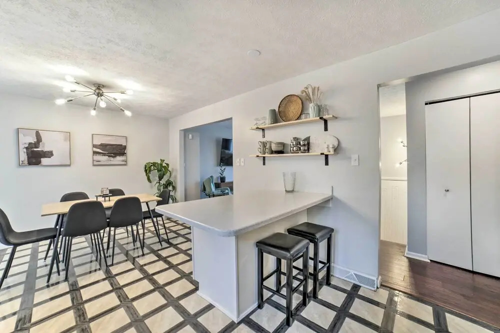 Pittsburgh Retreat w/ Deck ~ 4 Mi to Dtwn!