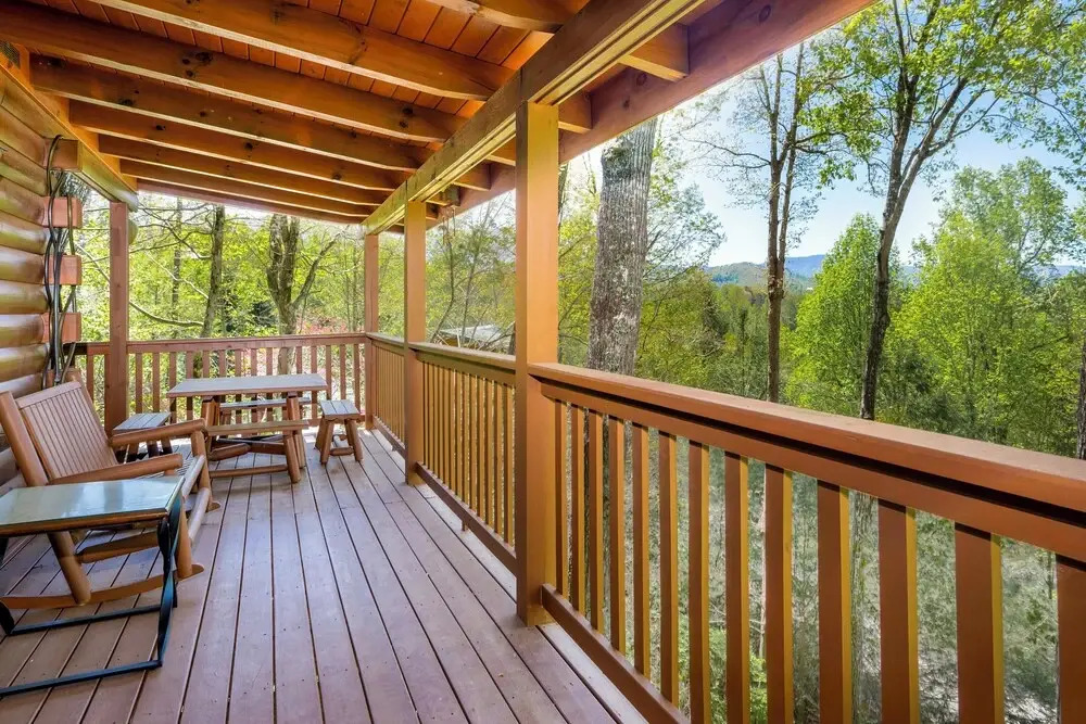 Hot Tub & Game Room: Log Cabin 2 Mi to Ripleys!