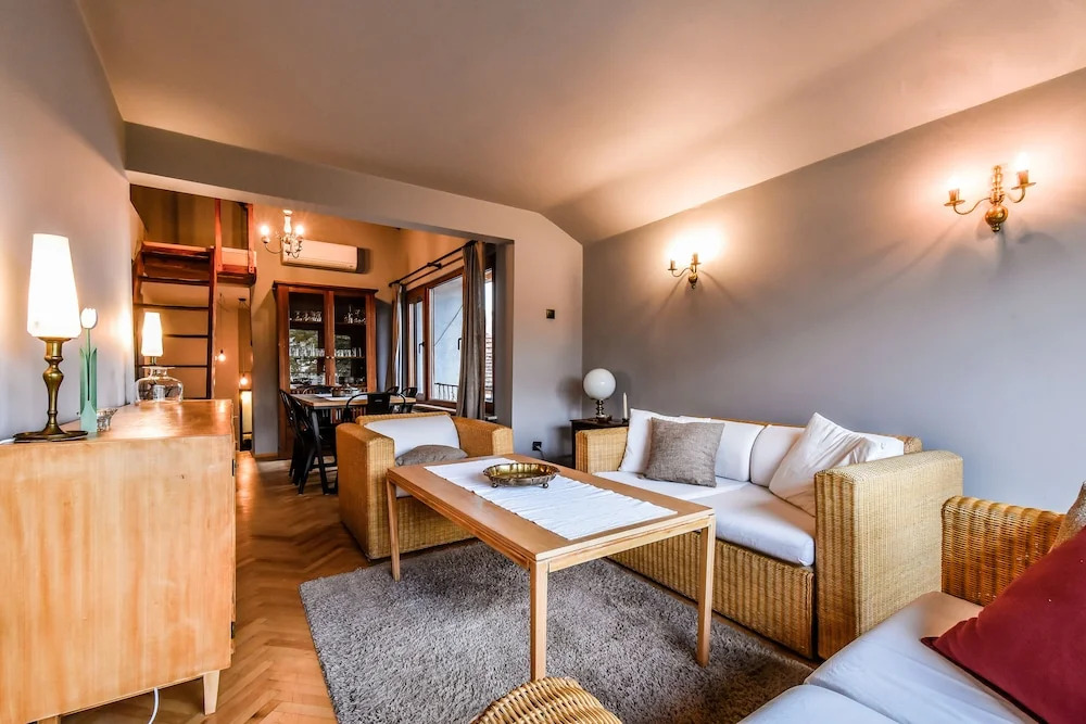 FM Luxury 3-BDR Apartment - 3 Levelled Home