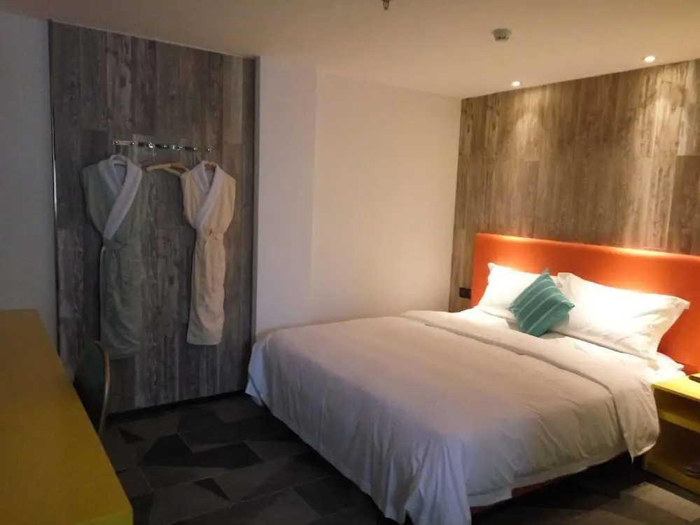 Yantai 90's Light Luxury Hotel
