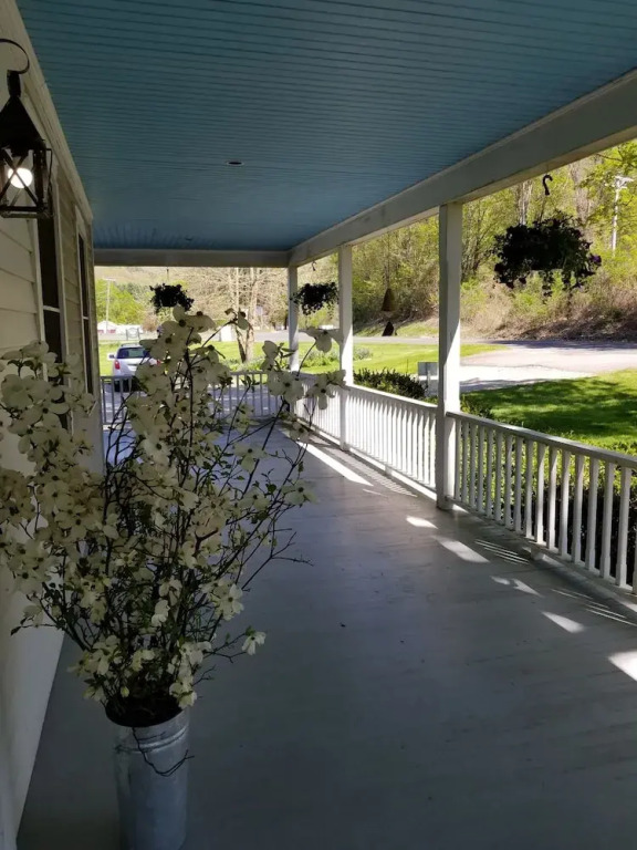The Inn at White Hollow Farm