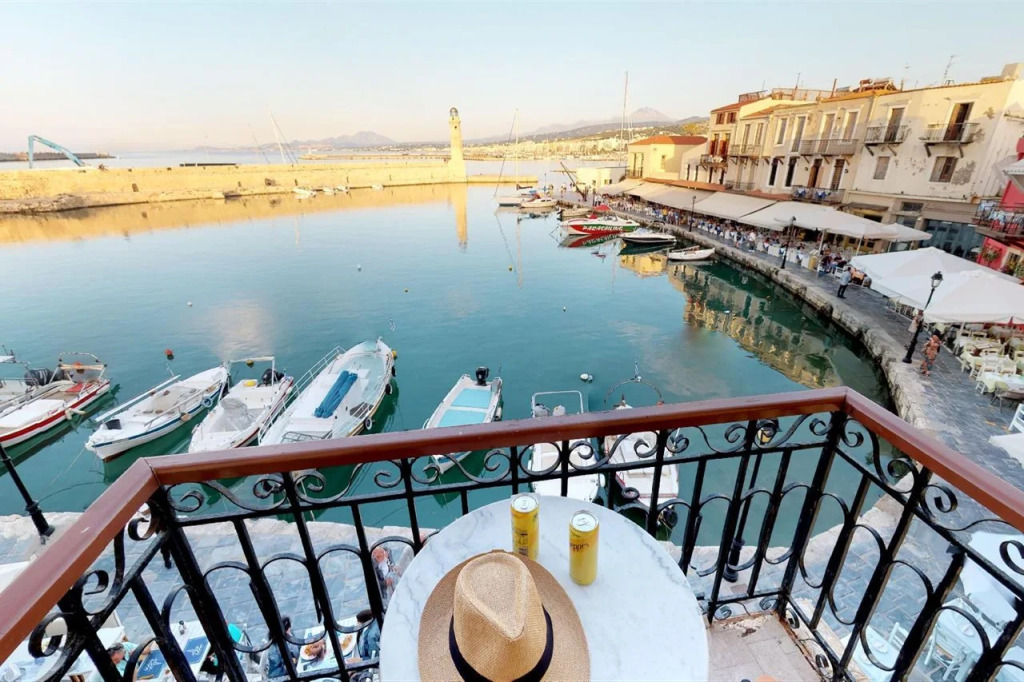 Porto Enetiko Suites