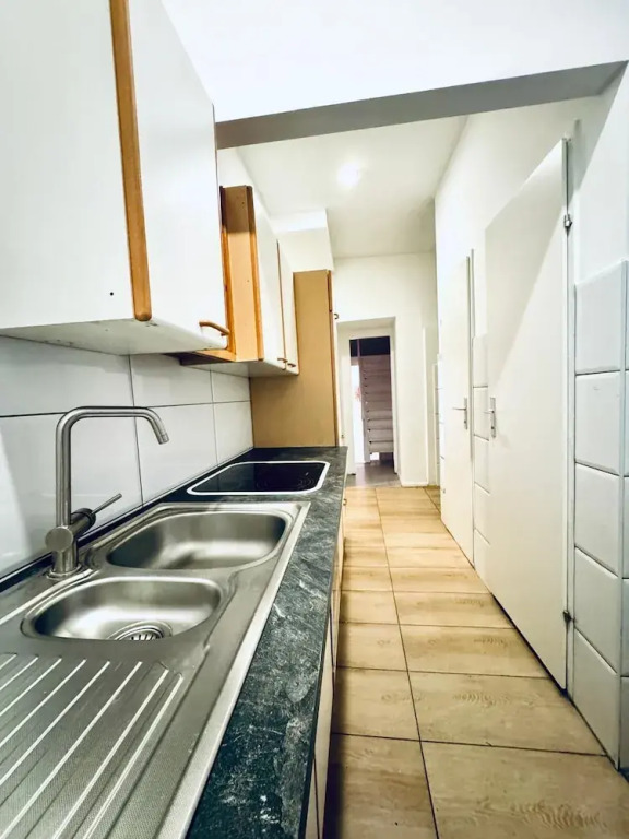 Private Rooms in Affordable 5-Bedroom Apartment
