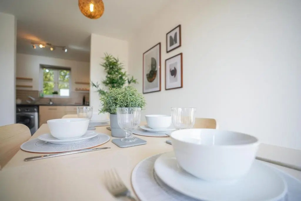 Rowsby Court - Stylish Apartment with Private Parking