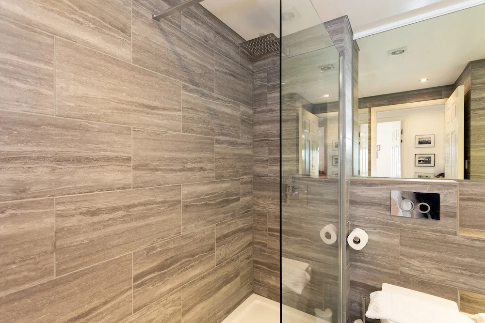 2 Bedroom Apartment With River Views Near Canary Wharf and City