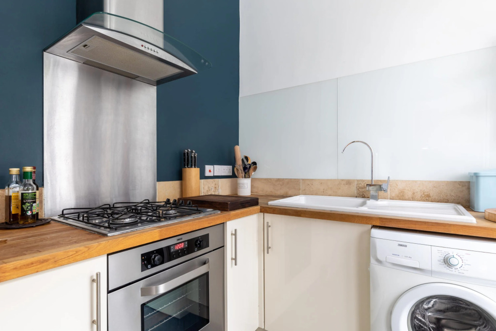 Spacious, Light-filled Period Apartment - Central Bath